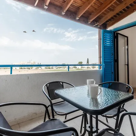 Beachside Hideaway Apartment, 200m To The Havana 公寓 *